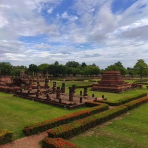 Sukhothai, signifiant L’aube de la Joie , est la capitale du premier royaume thaï qui s'est affranchi de l'Empire khmer d'Angkor Vat. Elle a été fondée en 1238. Son pouvoir atteint son apogée au XIVème siècle, sous le règne de Ramkhamhaeng. Elle tomba peu à peu à l'abandon à la fin du XVème siècle ou au début du XVIème sièce.#thailand #sukhothai #temple